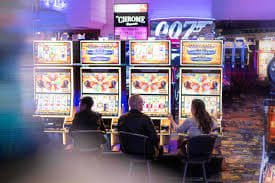 Pengguna betawin88 sedang memainkan game casino dengan perangkat mobile